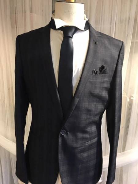 Les costumes hommes sont en vente au centre ville de Le Havre